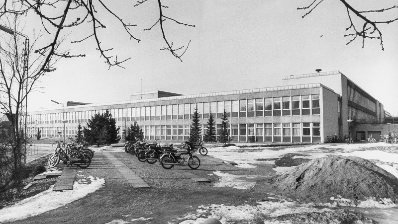 Fil:Dyrehaveskolen B17022.jpg