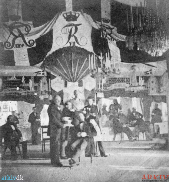 Fil:B4252 - Bazar 4 juli 1860 på Hotel Freja til fordel for monumet til minde om slaget ved Kolding 1849.png