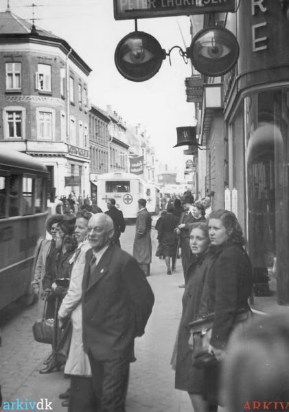 Fil:B20684 hvide busser 1945 Fotomagasinet.png