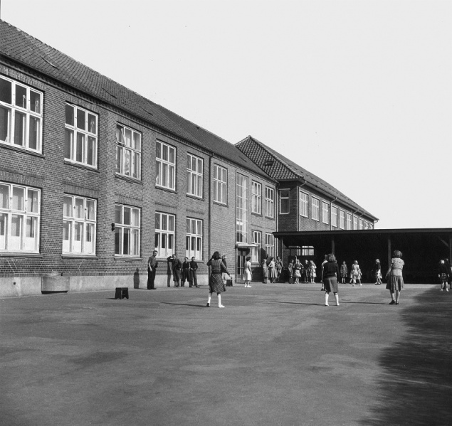 Fil:Sdr. Vang Skole B99010.jpg