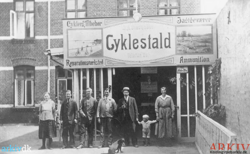 Fil:B32494 Stæchmann Cykelstald.png