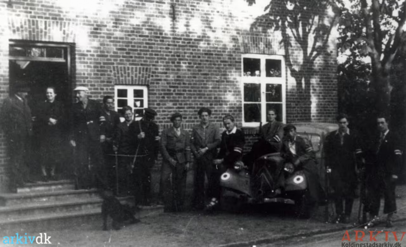 Fil:B30455 Ågårdgruppen 1945.png