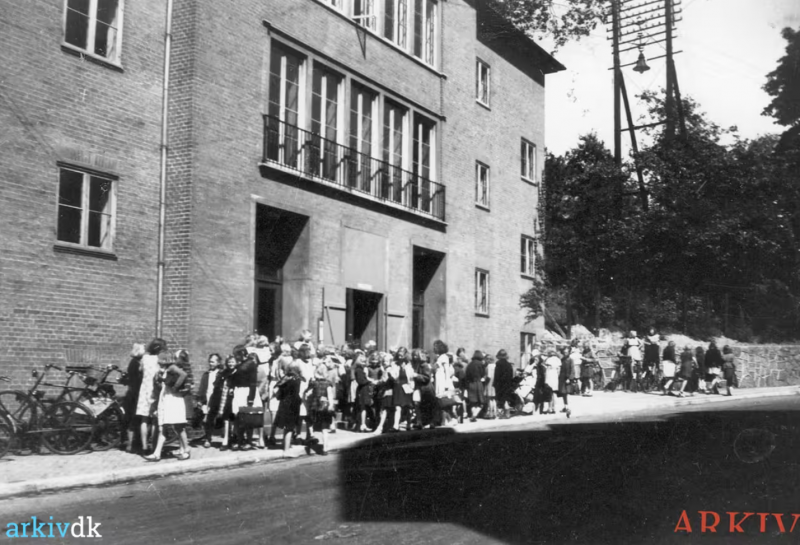 Fil:B476 - Skoleundervisning på biblioteket.png