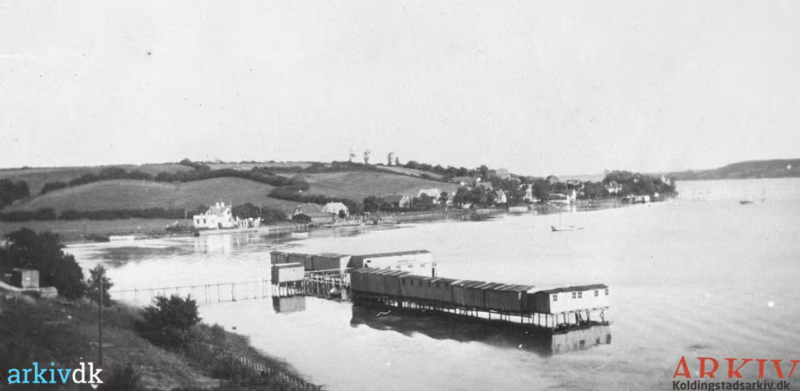 Fil:B19529 Strandhuse og søbadeanstalten.png