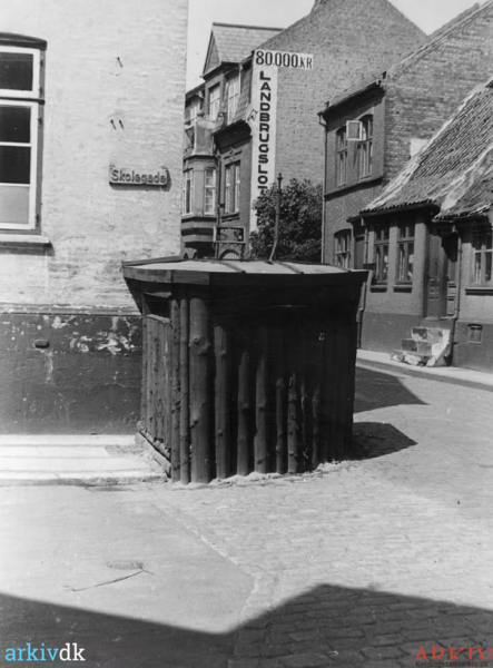 Fil:B328 Skydestilling i Skolegade 1945.png