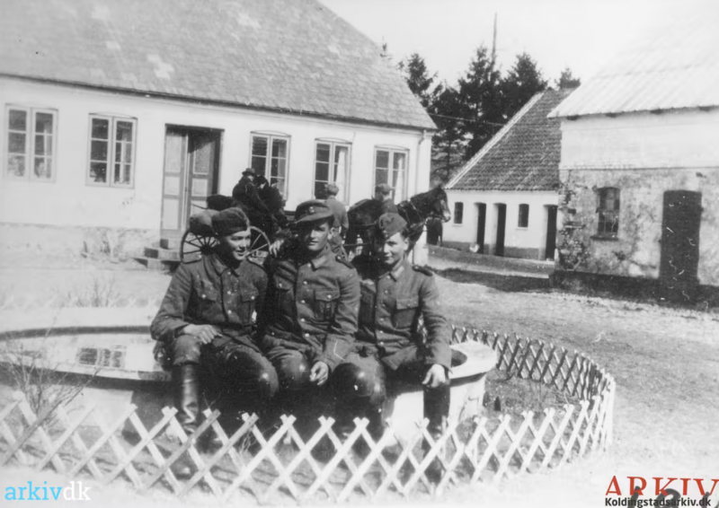 Fil:B20707 Tyske soldater på Engvanggård.png