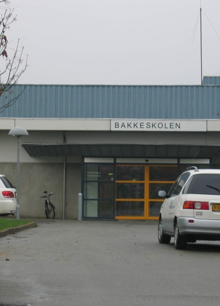 Fil:Bakkeskolen B81259.jpg