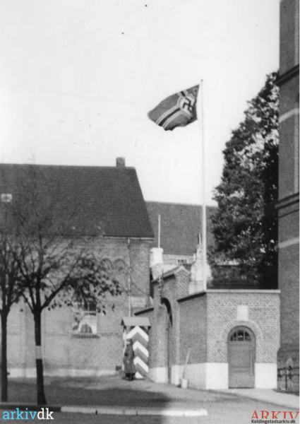 Fil:B1932 Tysk vagt ved Pigeskolen.png