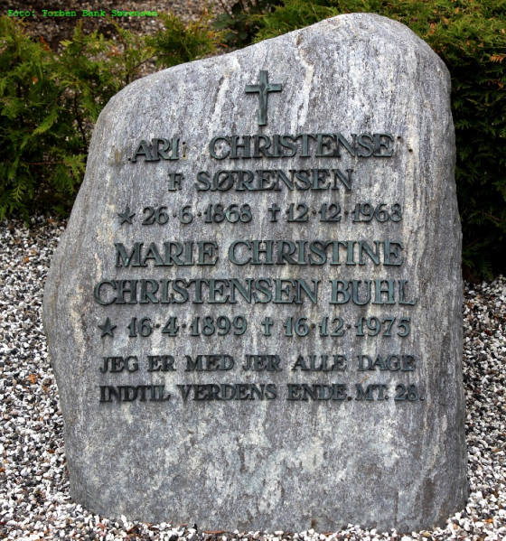Fil:MCB gravsten.png